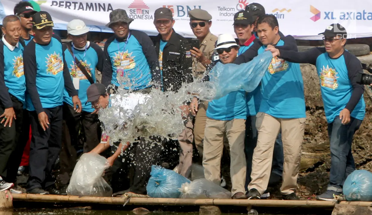 Wakil Bupati Panji Tirtayasa, Ketum Jurnalis Mancing Indonesia (JMI), Folber Siallagan, Penasehat JMI Pratama D. Persadha dan unsur Muspida, melepas ikan pada acara Festival Tasikardi 2019 di Danau Tasikardi, Desa Margasana Kecamatan, Keramat Watu, Serang Sabtu (24/8/2019). (Liputan6.com/HO/Bagus)