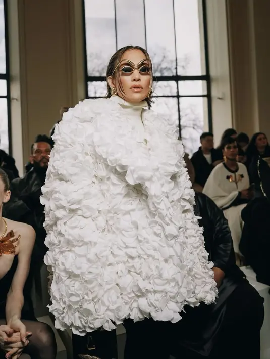 Jennifer Lopez memberikan penampilan ekstra saat menghadiri pertunjukan Schiaparelli Haute Couture Spring Summer 2024 di Paris, 22 Januari 2024. [@jlo]