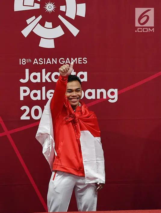 Atlet angkat besi Indonesia Eko Yuli Irawan berhasil memenangkan pertandingan Angkat Besi pada Asian Games 2018 di JIexpo, Kemayoran,Jakarta, Selasa (21/8). (merdeka.com/Imam Buhori)
