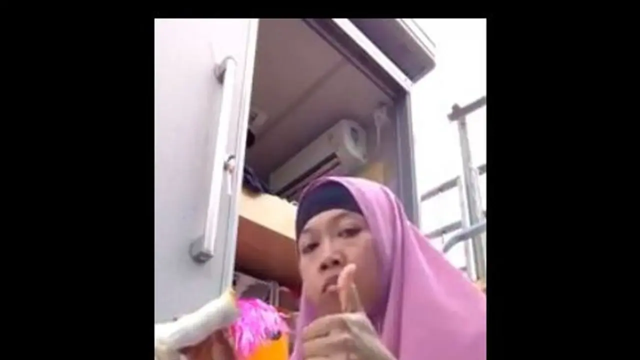 [Bintang] Heboh! Video Viral Wanita Berhijab Makan Daging Babi