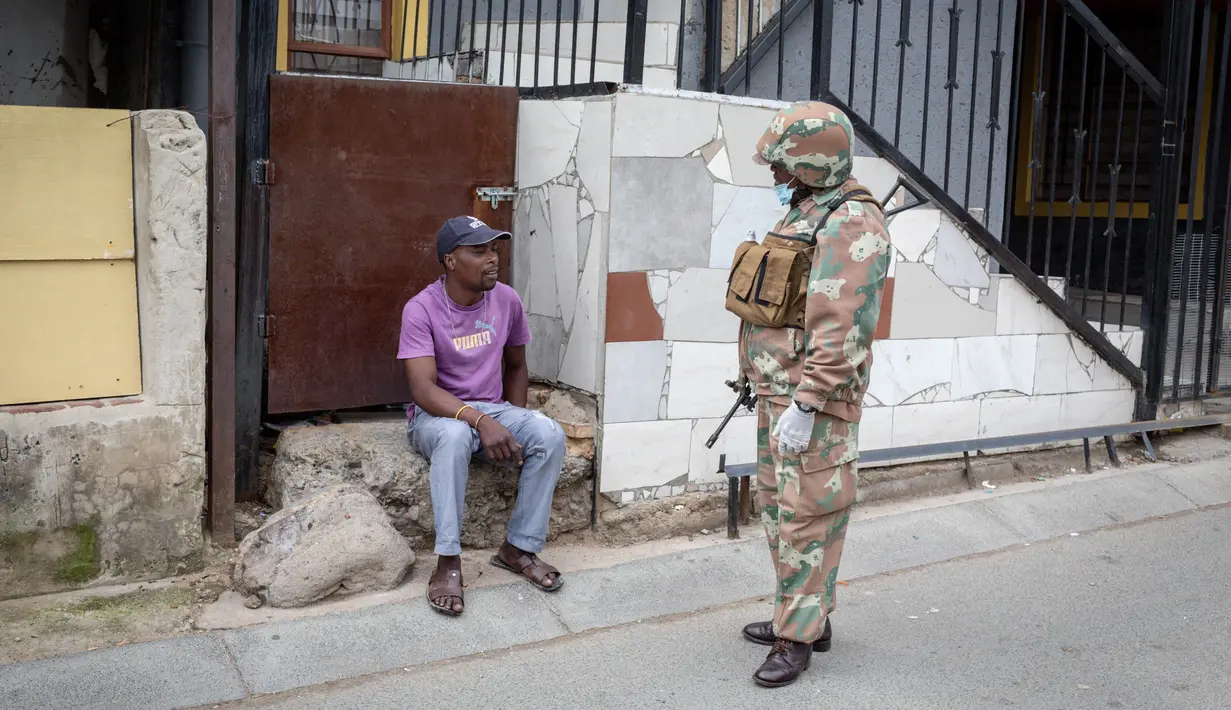 Tentara menanyakan alasan warga yang masih berkeliaran di jalanan Johannesburg, Afrika Selatan, Senin (30/3/2020). Presiden Afrika Selatan Cyril Ramaphosa menetapkan karantina wilayah atau lockdown nasional selama 21 hari untuk mencegah penularan virus corona COVID-19. (Xinhua/Yeshiel Panchia)