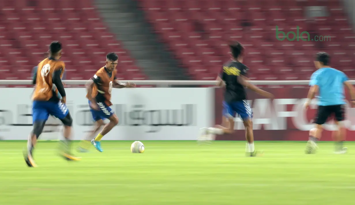 Pemain Tampines Rovers, Khairul Amri (2kiri) menggiring bola saat latihan jelang Piala AFC 2018 di Stadion Utama GBK, Senayan, Jakarta (27/2/2018). Tampines Rovers akan melawan Persija di Grup H. (Bola.com/Nick Hanoatubun)