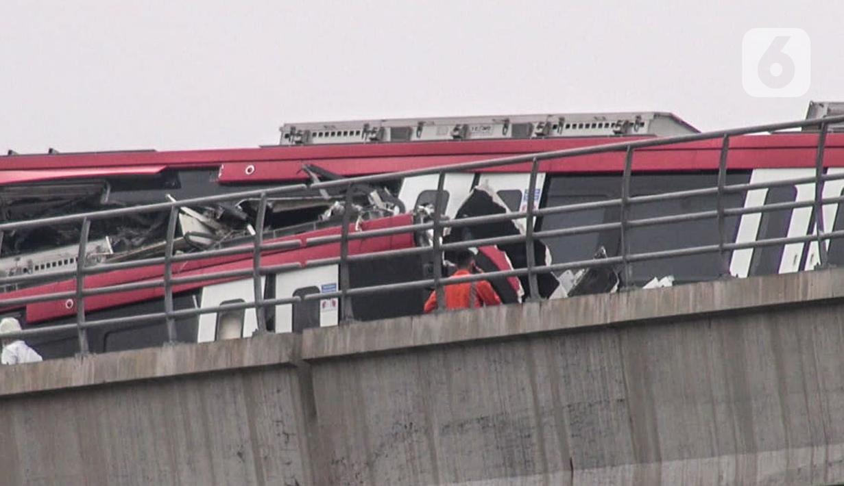 Kondisi rangkaian kereta Light Rail Transit (LRT) Jabodebek usai kecelakaan di kawasan Munjul, Cibubur, Jakarta, Senin (25/10/2021). Dua rangkaian kereta LRT Jabodebek mengalami tabrakan saat tengah menjalani tahap uji coba pada pukul 12.30 WIB. (merdeka.com/Iqbal S Nugroho)