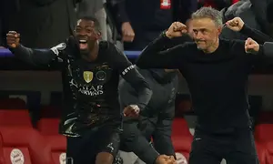 Pelatih Paris Saint-Germain, Luis Enrique (kanan) dan pemainnya, Ousmane Dembele, berselebrasi pada leg kedua semifinal Liga Champions melawan Bayern Munchen di Allianz Arena, Munich, Kamis (7/4/2026) dini hari WIB. (AFP/Odd Andersen)