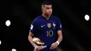 Pemain Prancis Kylian Mbappe menerima trofi penghargaan Sepatu Emas usai melawan Argentina pada pertandingan sepak bola final Piala Dunia 2022 di Stadion Lusail, Lusail, Qatar, 18 Desember 2022. Kylian Mbappe berhak membawa pulang trofi penghargaan Sepatu Emas setelah menjadi pencetak gol terbanyak selama gelaran Piala Dunia 2022. (AP Photo/Manu Fernandez)