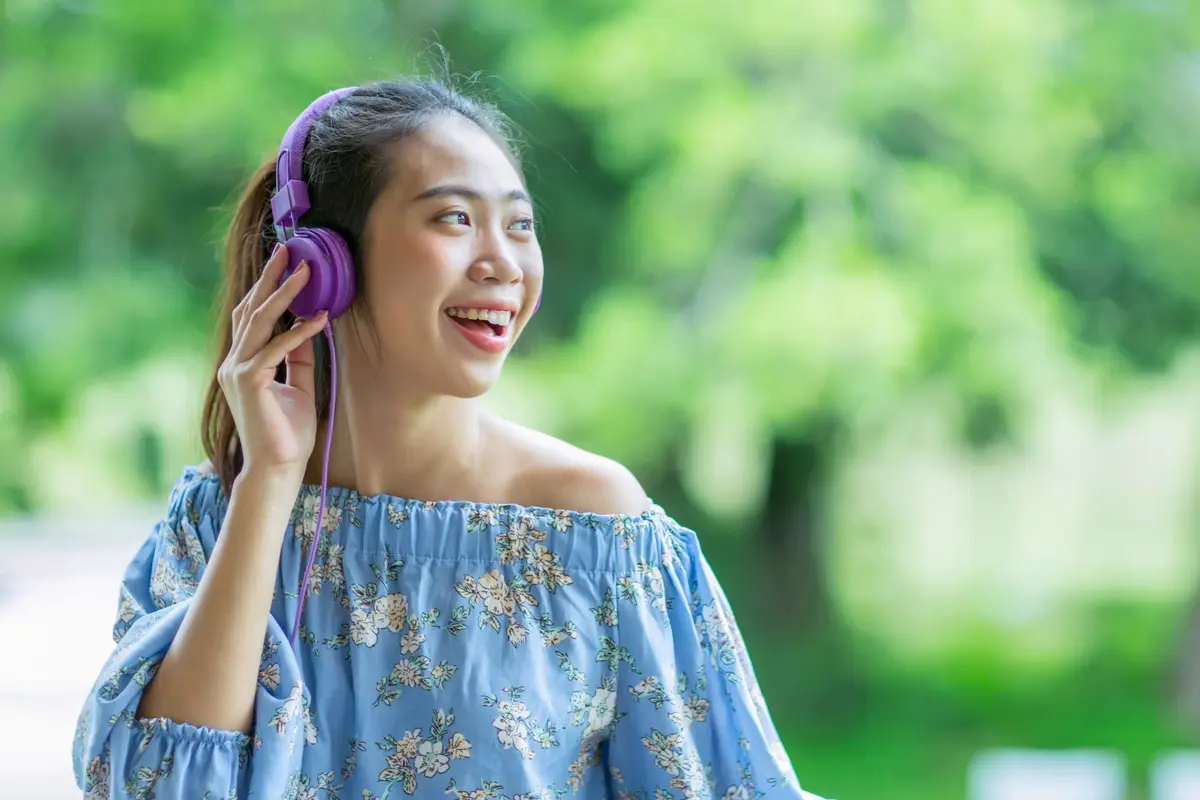 perempuan bahagia mendengarkan musik
