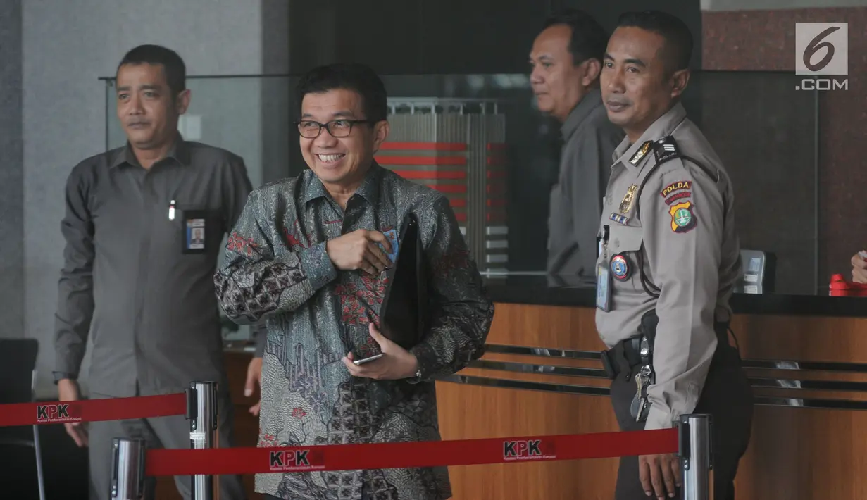 Mantan Deputi Gubernur Bank Indonesia Muliaman D Hadad (tengah) usai menjalani pemeriksaan oleh penyidik di Gedung KPK, Jakarta, Senin (27/5/2019). Muliaman diperiksa untuk dimintai keterangan terkait pengembangan kasus Bank Century. (merdeka.com/Dwi Narwoko)