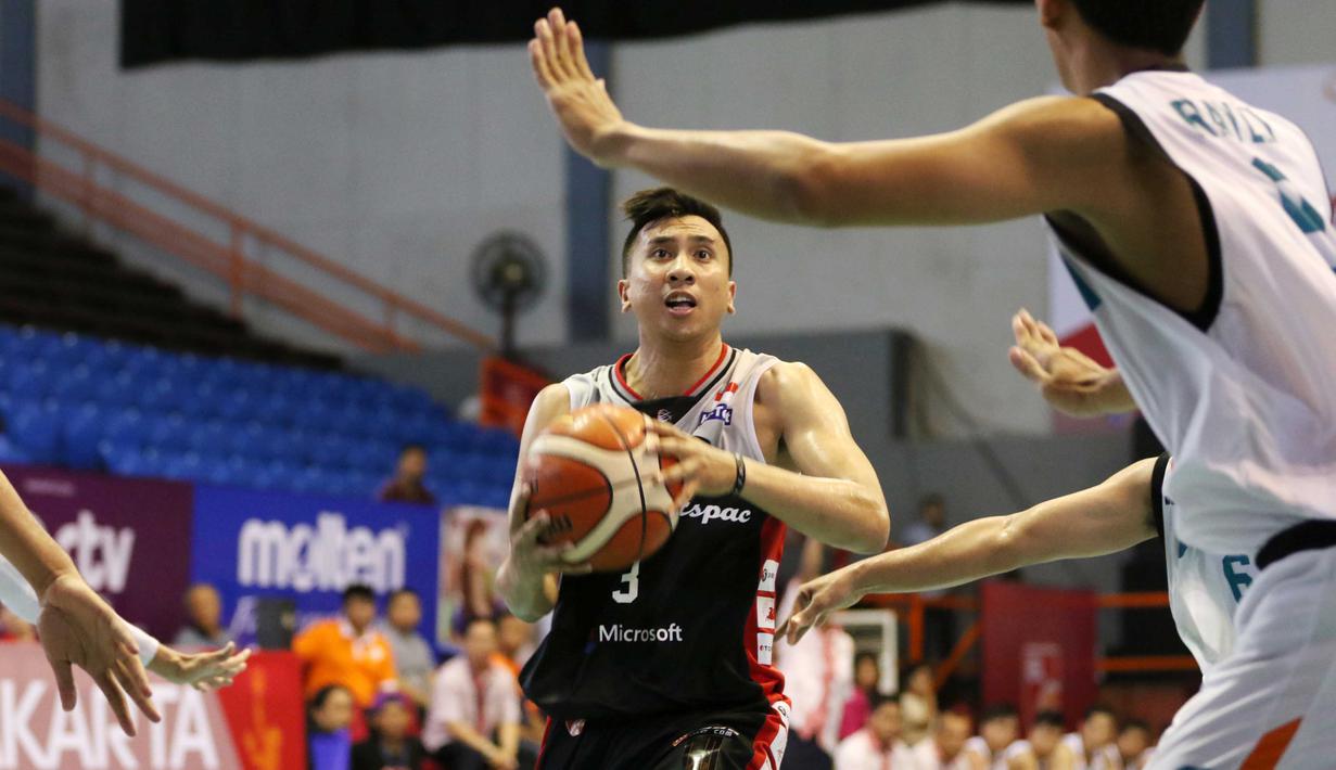 Pemain M88 Aspac Jakarta, Dirk Gerungan mencoba melakukan tembakan saat dihadang  para pemain NSH Jakarta,  pada laga IBL Reguler Season di Hall A Senayan, Jakarta, Minggu (10/1/2016). Aspac Jakarta menang 78-61. (Bola.com/Nicklas Hanoatubun)