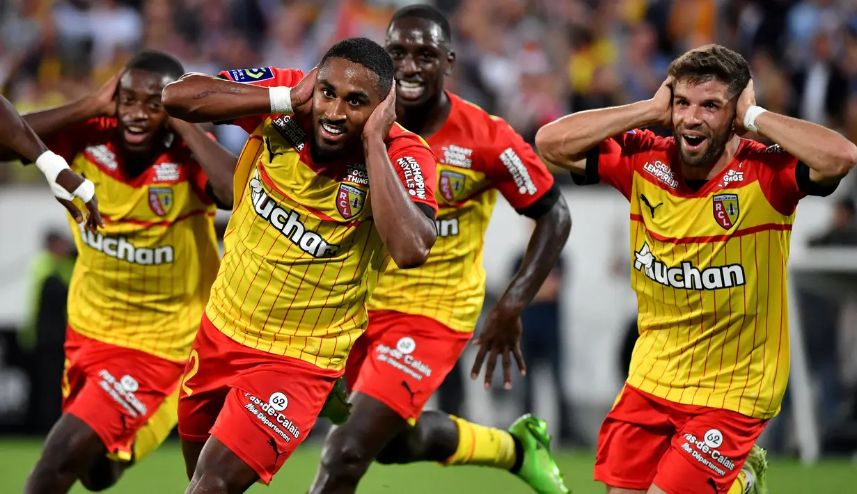 RC Lens tampil mengejutkan pada musim ini di Ligue 1. Mereka berhasil menempati urutan kedua klasemen Liga Prancis 2022/2023 di bawah Parsi Saint-Germain. Skuad asuhan Franck Haise itu berhasil mengoleksi 44 poin atau hanya terpaut tiga angka dari Mbappe dan kolega. Statistik gemilang lain yang dicatatkan oleh RC Lens adalah mereka hanya kalah satu kali. Les Sang et Or tunduk 0-1 di markas Lille pada 10 Oktober 2022. (AFP/Francois Lo Presti)