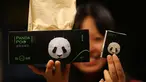Seorang wanita menunjukkan tisu yang terbuat dari kotoran panda dan sisa makanan di Chengdu, provinsi Sichuan, China (18/12). Tisu ini dibuat oleh Qianwei Fengsheng Paper Company dan bekerjasama dengan Pusat Konservasi dan Penelitian China. (AFP Photo)
