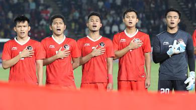 <p>Para pemain starting XI Timnas Indonesia U-22 berbaris menyanyikan lagu kebangsaan Indonesia Raya sebelum dimulainya laga final cabor sepak bola SEA Games 2023 menghadapi Thailand di National Olympic Stadium, Phnom Penh, Kamboja, Selasa (16/5/2023). (Bola.com/Abdul Aziz)</p>