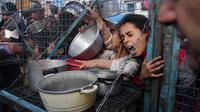 Pengungsi Palestina mengantre untuk mendapatkan makanan gratis di kamp pengungsi Jabaliya di Jalur Gaza pada Senin, 18 Maret 2024. (AP Photo/Mahmoud Essa)