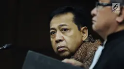 Terdakwa dugaan korupsi proyek e-KTP Setya Novanto mendengar keterangan saksi saat mengikuti sidang lanjutan di Pengadilan Tipikor, Jakarta, Kamis (18/1). Sidang beragendakan mendengar keterangan saksi. (Liputan6.com/Helmi Fithriansyah)