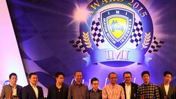 Rio Haryanto (kiri) saat menerima penghargaan pada acara IMI Awards di Hotel Borobudur, Jakarta, Kamis (17/12/2015). (Bola.com/Nicklas Hanoatubun)