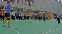 Wakil Presiden RI, Jusuf Kalla (kanan) bermain bulutangkis saat mengunjungi Pusat Latihan Pelatnas PBSI Cipayung, Jakarta Timur,  (03/10/2017). Hal ini terkait persiapan Asian Games 2018. (Bola.com/Nicklas Hanoatubun)