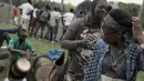 Suporter Mali  saat bertanding melawan Guinea dalam turnamen sepak bola untuk kaum migran dan orang asing bertajuk "Balon Mundial" yang dihelat 6 Juni-5 Juli 2015 di Turin, Italia. (AFP PHOTO/MARCO BERTORELLO)