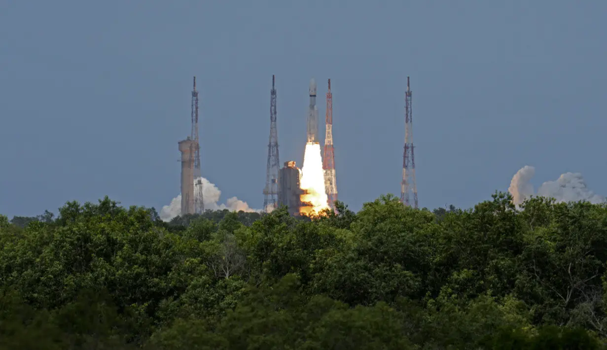 <p>New York Times melaporkan misi Chandrayaan-3 ini adalah misi pengulangan setelah usaha pertama India empat tahun lalu untuk menempatan robot di Bulan gagal. Pesawat yang membawa robot itu hancur menabrak kawah Bulan. (AP Photo/Aijaz Rahi)</p>