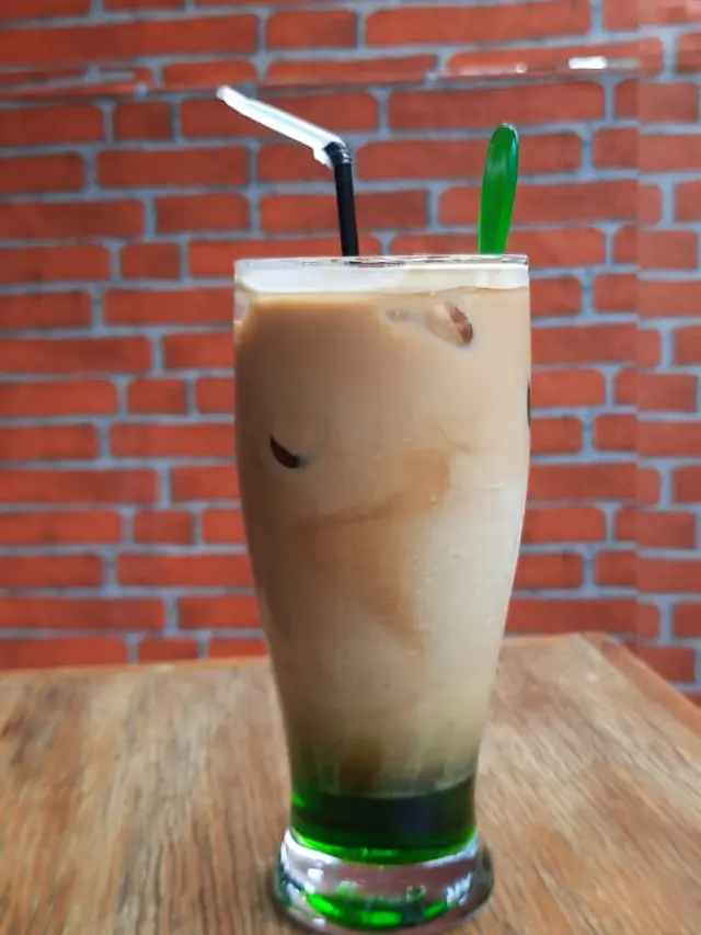 Minuman kopi rasa klepon di kedai kopi milik Saipul Jamil (Liputan6.com/ Hernowo Anggie)
