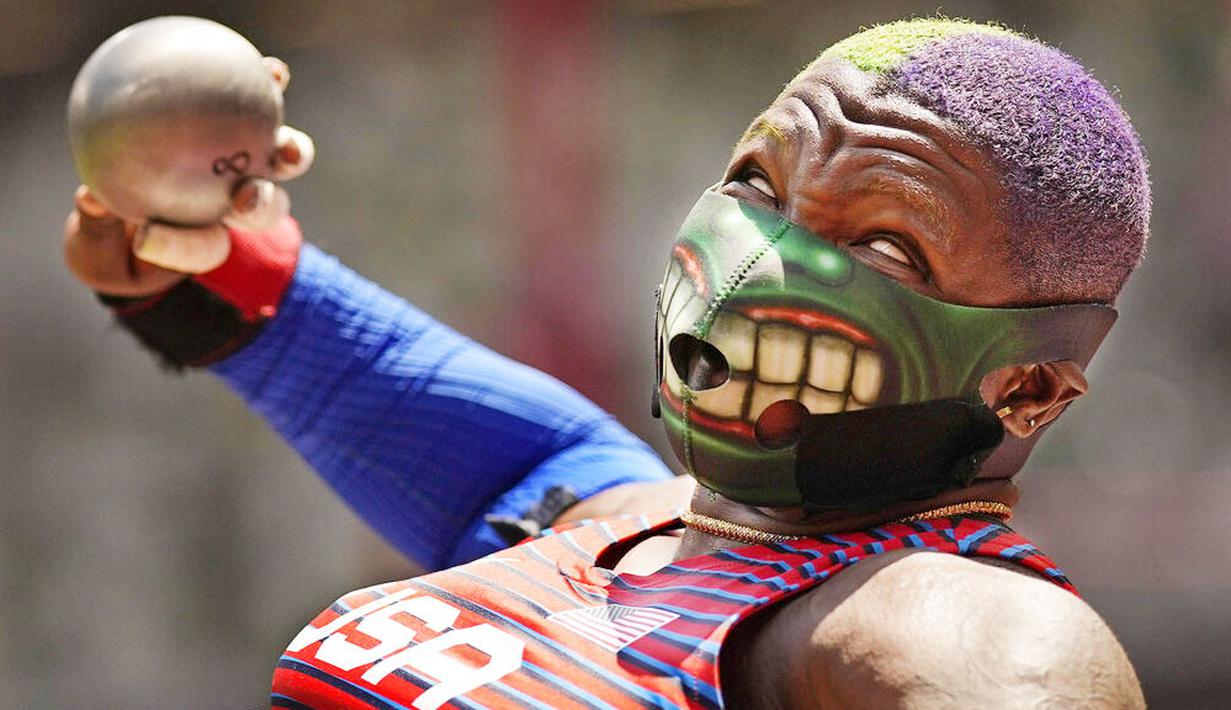 Atlet tolak peluru Amerika Serikat, Raven Saunders, tampil nyentrik dengan menggunakan masker unik dan rambut berwarna ungu hijau saat berlaga di Olimpiade Tokyo 2020. (Foto: AP/David J. Phillip)