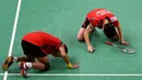 Pasangan ganda campuran Indonesia Tontowi Ahmad/Liliyana Natsir melakukan sujud usai memastikan tiket ke final bulu tangkis Olimpiade Rio 2016, Brasil, Senin (15/8). Tontowi/Liliyana menang dengan 21-16, 21-15. (REUTERS)