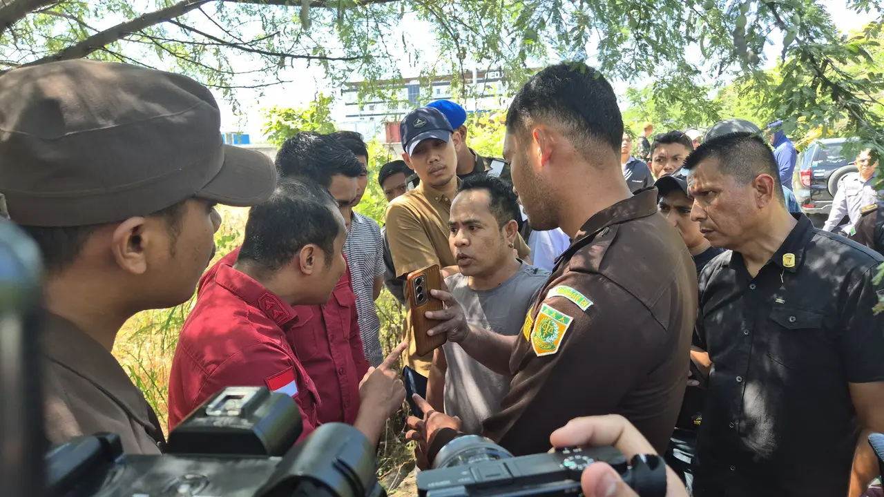 Tim penyidik Kejaksaan Tinggi NTT saat menyita aset tanah yang selama ini dikuasai warga (Liputan6.com/Ola Keda)