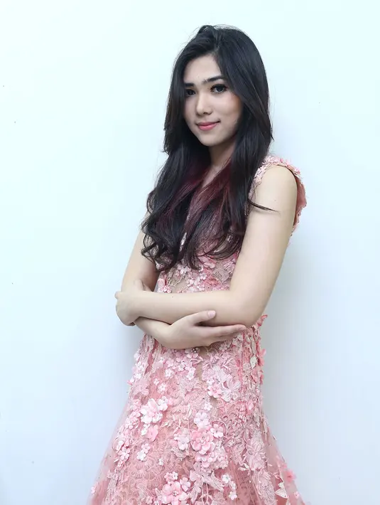 Isyana akhirnya membocorkan sedikit rahasia di dalamnya. Ada rapper handal yang juga terlibat menjadi rekan duet pelantun 'Keep Being You' itu. (Galih W. Satria/Bintang.com)