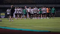 Timnas Indonesia menjalani latihan resmi terakhir menjelang laga pertama uji coba FIFA Matchday menghadapi Curacao di Stadion Gelora Bandung Lautan Api, Sabtu, 24 September 2022. Latihan yang digelar pada Jumat (23/9/2022) malam WIB tersebut diikuti oleh seluruh 23 pemain yang dipanggil pelatih Shin Tae-yong. (Bola.com/Bagaskara Lazuardi)