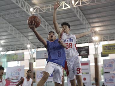 Para pebasket muda saat Kamp Penyisihan Kejuaraan Dunia Jr. NBA untuk wilayah Asia Pasifik di UPH Karawaci, Tangerang, Minggu (16/6). Nantinya akan dipilih 10 putra dan 10 putri untuk Kejuaraan Dunia. (Bola.com/Vitalis Yogi Trisna)