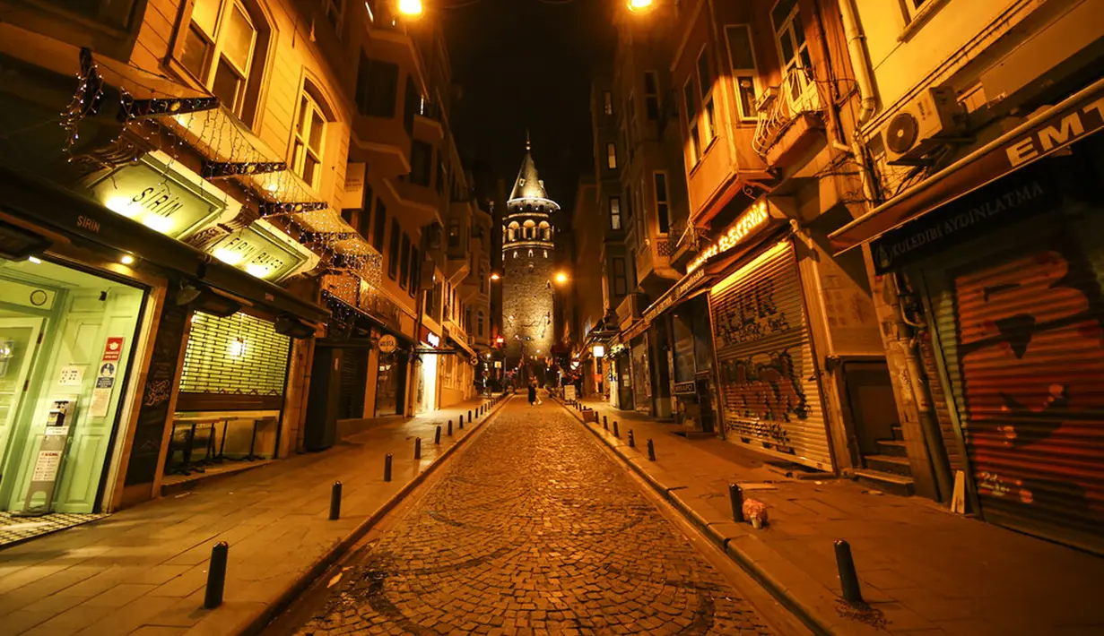 Jalan sepi menuju Menara Galata yang ikonik di Istanbul, Turki, Kamis  (29/4/2021). Turki memulai lockdown terbaru untuk membantu melindungi dari penyebaran virus corona  COVID-19. (AP Photo/Emrah Gurel)