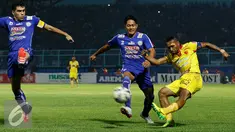 Pemain Sriwijaya FC, Titus Bonai berusaha melewati hadangan para pemain Arema Cronus saat Semifinal Piala Presiden 2015, Malang, Sabtu (3/10/2015). Pertandingan berakhir imbang dengan skor 1-1. (Liputan6.com/Yoppy Renato)