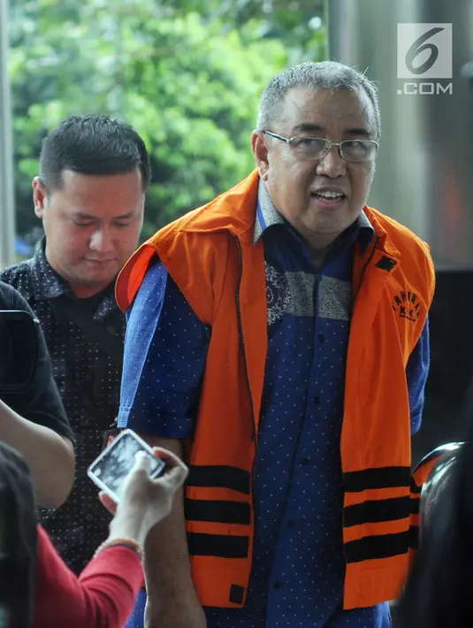 Calon gubernur Sulawesi Tenggara Asrun bersiap menjalani pemeriksaan di Gedung KPK, Jakarta, Senin (19/3). Asrun diperiksa sebagai tersangka suap proyek pengadaan barang dan jasa Pemkot Kendari TA 2017-2018. (Merdeka.com/Dwi Narwoko)