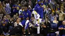 Selebrasi para pemain Golden State Warriors saat timnya mencetak poin melawan Memphis Grizzlies pada laga NBA basketball games di ORACLE Arena, Oakland (20/12/2017). Warriors menang 97-84.   (Ezra Shaw/Getty Images/AFP)