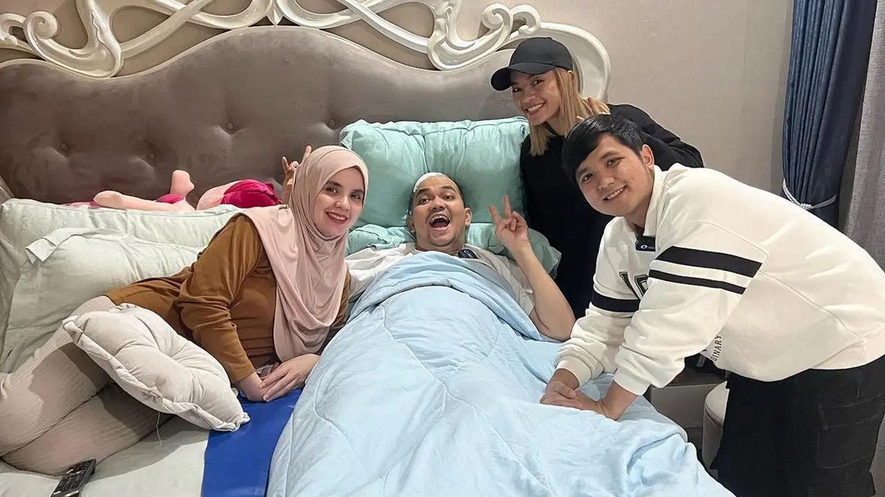 Indra Bekti dijenguk rekan artis di rumahnya (Foto: Instagram jirayutdaa4official)