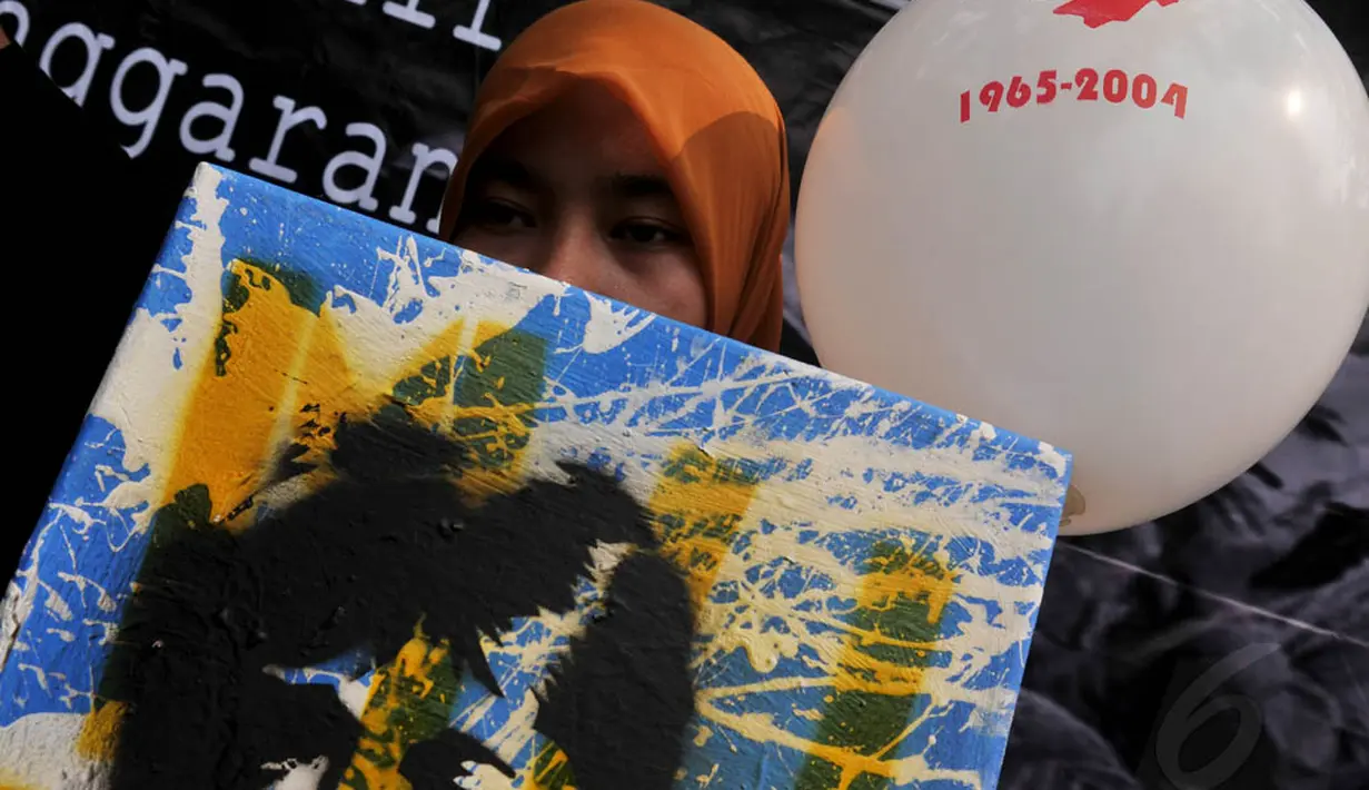 Aksi ini dilakukan untuk meminta penuntasan kasus Munir yang tewas di racun pada 2004 silam, Jakarta, (8/9/14). (Liputan6.com/Johan Tallo)