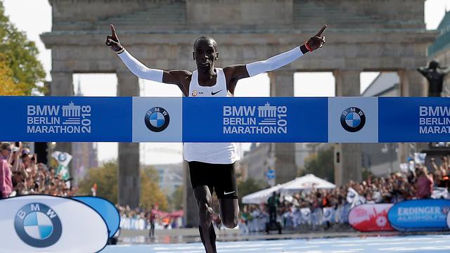 Senyum Eliud Kipchoge Saat Pecahkan Rekor Lari Marathon Dunia