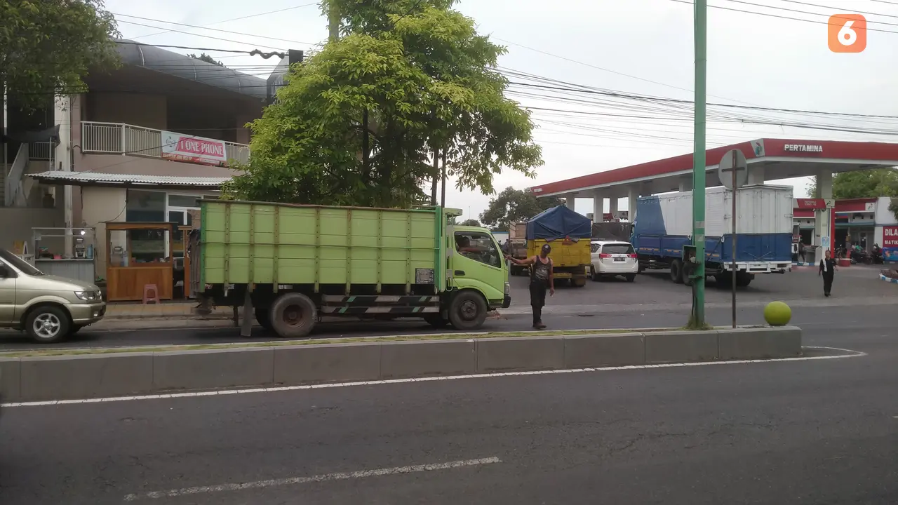 Antrean kendaraan yang hendak mengisi BBM jenis solar di SPBU Jalan Gajah Mada mengular hingga ke jalan raya (Hermawan Arifianto/Liputan6.com)