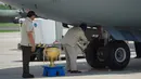 Presiden Republik Indonesia Prabowo Subianto meresmikan pesawat kargo militer Airbus A400M TNI AU yang baru tiba di Pangkalan Udara Halim Perdanakusuma di Jakarta, Indonesia, Senin 3 November 2025. Pesawat dengan nomor registrasi A-4001 ini disambut dengan tradisi water salute saat mendarat di landasan. (AP Photo/Achmad Ibrahim)