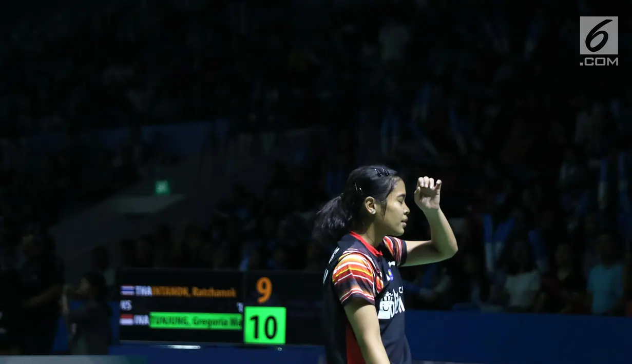 Ekspresi kekecewaan pebulu tangkis tunggal putri Indonesia, Gregoria Mariska Tunjung terlihat saat melawan Ratchanok Intanon (Thailand) di babak 16 besar Indonesia Open 2019 di Istora Senayan, Jakarta, Kamis (18/7/2019). Gregoria kalah 21-13, 19-21, 15-21. (Liputan6.com/Helmi Fithriansyah)