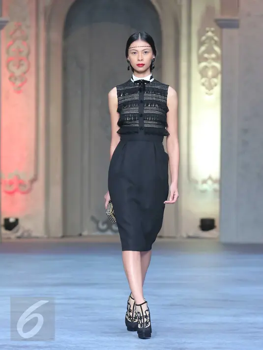 Model membawakan busana rancangan Sebastian Gunawan di ballroom Ritz Carlton Pasific Place, Jakarta, Selasa (11/10). SEBASTIANred dan SEBASTIANsposa menggelar annual fashion show yang terinspirasi dari era Victorian. (Liputan6.com/Angga Yuniar) 
