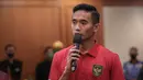 Kapten Timnas Indonesia U-22, Rizky Ridho memberikan sambutan saat syukuran terkait sanksi ringan FIFA terhadap Indonesia dan kesempatan Timnas Indonesia U-22 tampil di SEA Games 2023 di Ruang Semeru, Hotel Sultan, Jakarta. (Bola.com/Bagaskara Lazuardi)