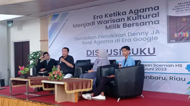 Kegiatan diskusi dan bedah buku "Era Ketika Agama Menjadi Warisan Kultural Milik Bersama: Sembilan Pemikiran Denny JA Soal Agama di Era Google" di Perpustakaan Soeman HS, Pekan Baru, Riau, Selasa (20/6/2023).