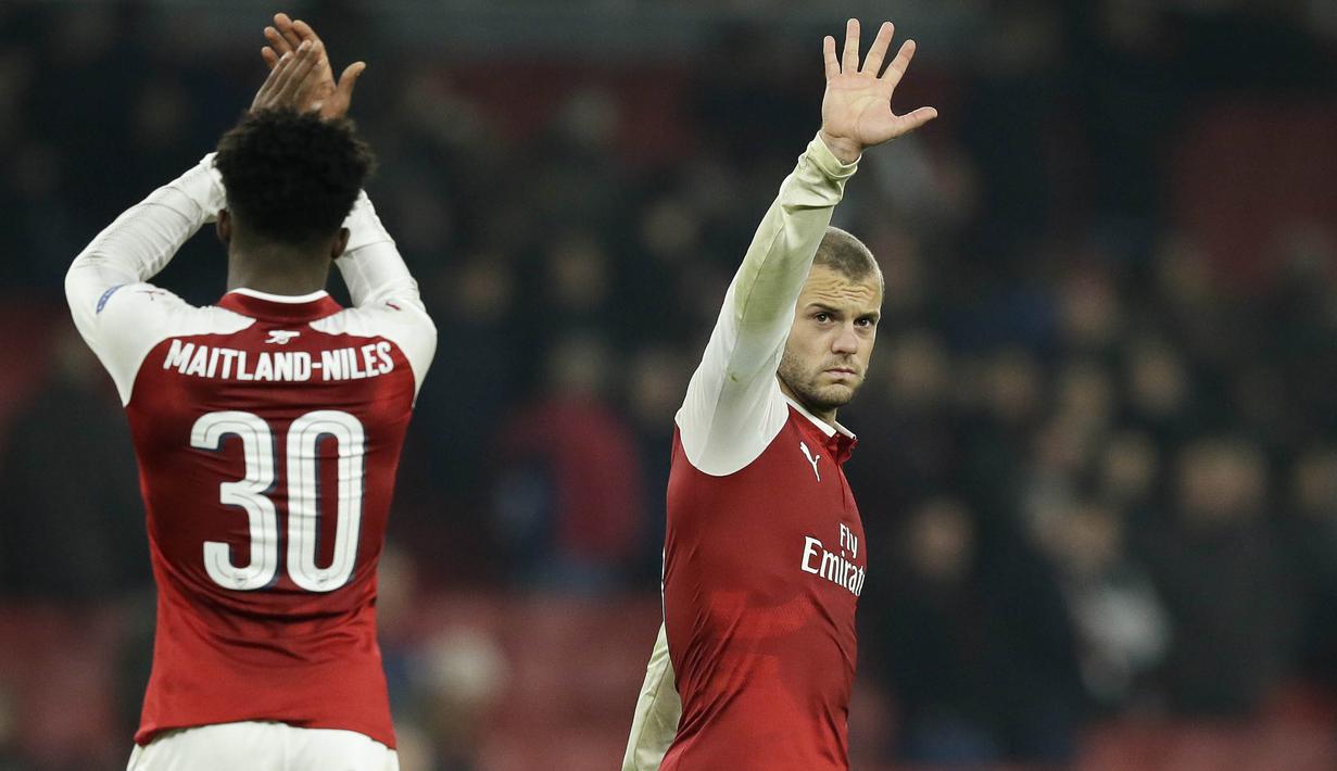 Gelandang Arsenal, Jack Wilshere, menyapa suporter usai melawan Crvena Zvezda pada laga Liga Europa di Stadion Emirates, London, Kamis (2/11/2017). Kedua klub bermain imbang 0-0. (AP/Tim Ireland)