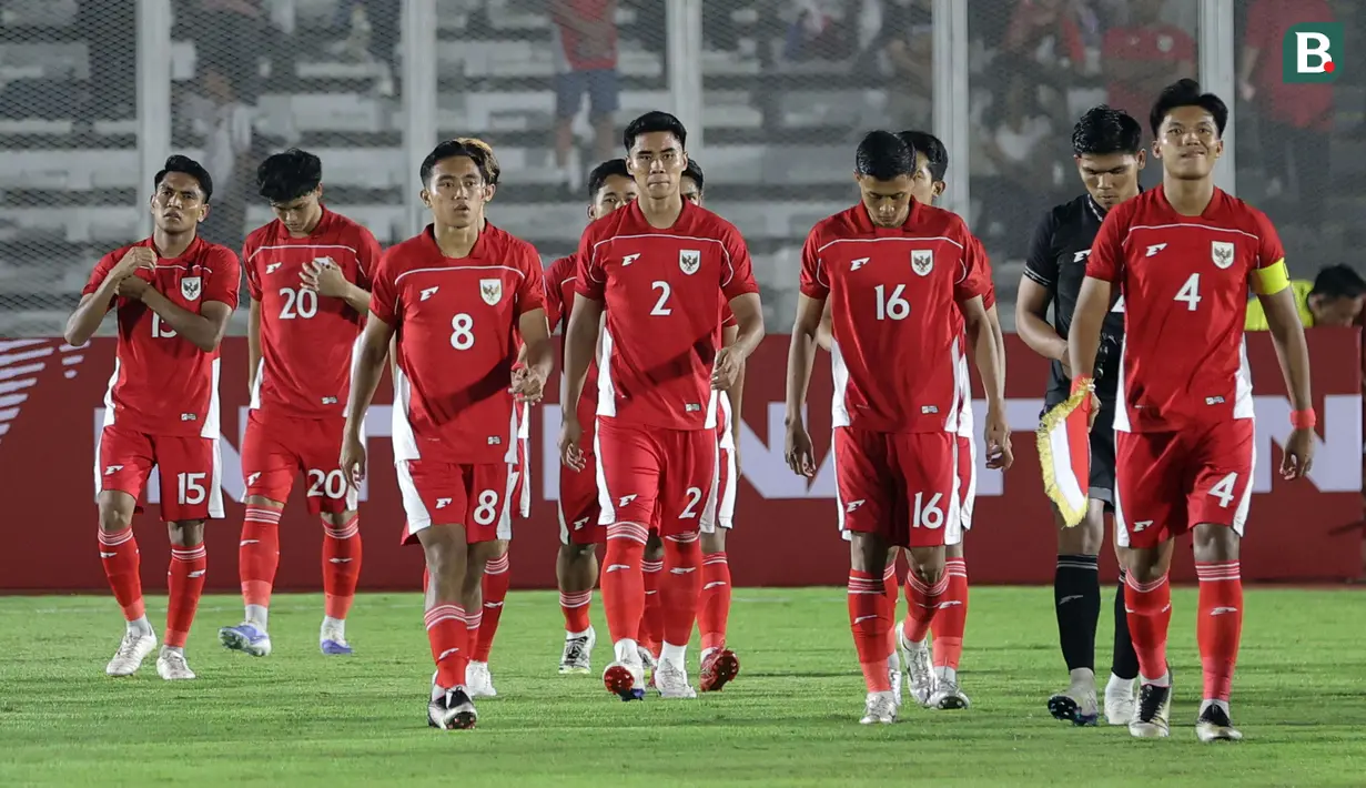Pemain Timnas Indonesia U-23 memasuki lapangan pertandingan dalam laga uji coba melawan India di Stadion Madya, Senayan, Jakarta, Jumat (10/10/2025). (Bola.com/Muhammad Iqbal Ichsan)