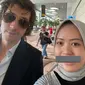 Seorang penggemar asal Indonesia berhasil foto bareng vocalist Arctic Monkeys, Alex Turner, di Bandara Changi Singapura. (dok. Twitter&nbsp;@almazhafira/https://twitter.com/almazhafira/status/1630906556643700737/photo/1)