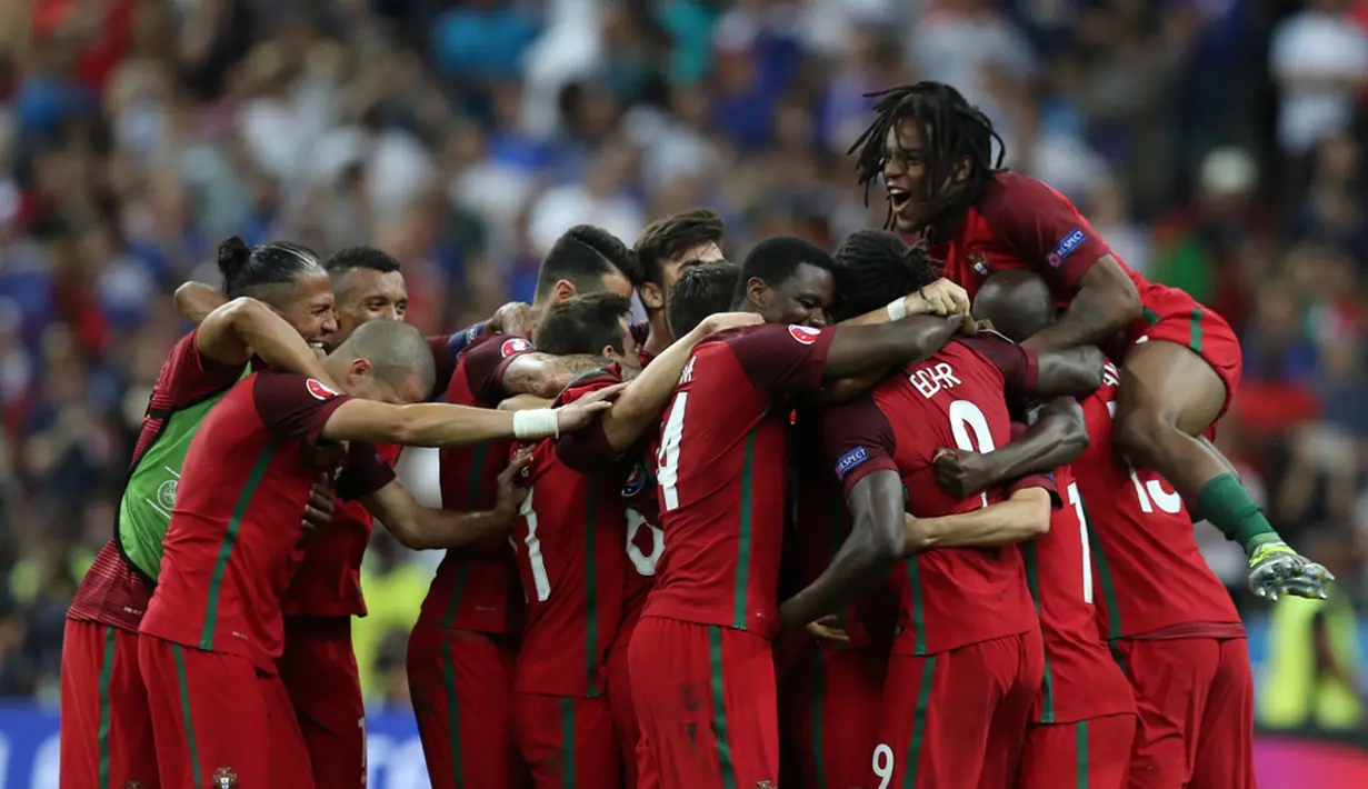 Pemain Portugal merayakan kemenangan atas Prancis 1-0 pada laga final Piala Eropa 2016 di Stade de France, Saint-Denis, Senin (11/7/2016) dini hari WIB. (AFP/Valery Hache)