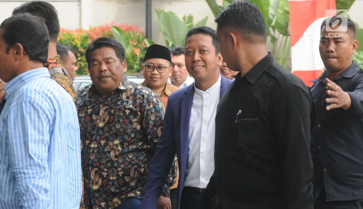 Ketua Umum PPP M Romahurmuziy (kemeja putih)  tiba di Gedung KPK untuk menjalani pemeriksaan, Jakarta, Kamis (23/8). Romahurmuziy diperiksa sebagai saksi untuk tersangka mantan PNS Kemenkeu Yaya Purnomo. (Merdeka.com/Dwi Narwoko)