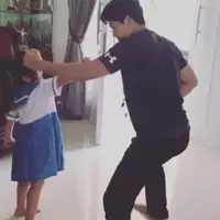 Terkenal sebagai aktor laga, Iko Uwais tentunya sangat jago yang namanya ilmu bela diri. Kini ia pun mewariskannya kepada sang anak, tujuannya adalah agar Atreya bisa menjaga diri dari hal-hal yang berbahaya. (Instagram/iko.uwais)
