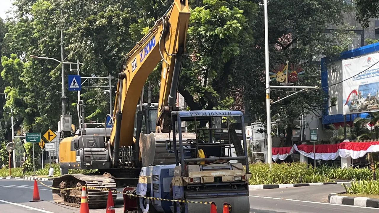 Perbaikan Jalan Kebon Sirih, Jakarta Pusat. (Liputan6.com/Winda Nelfira)