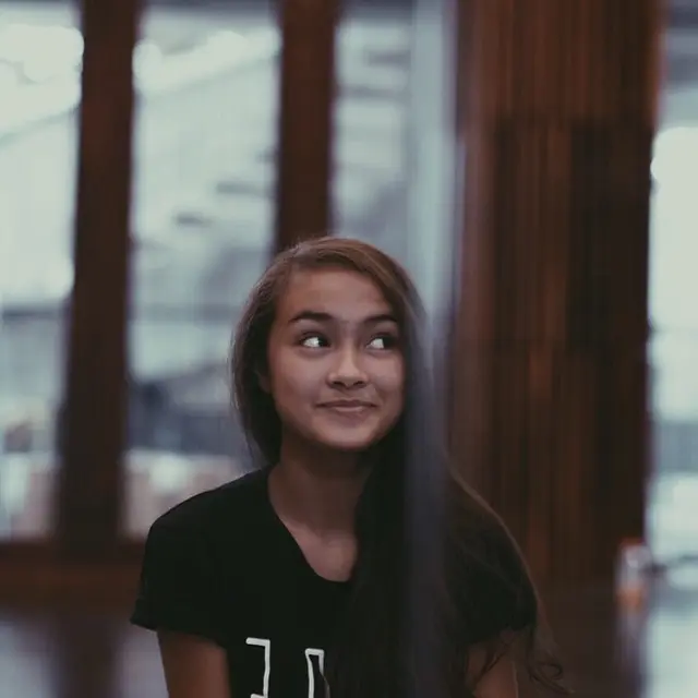 6 Potret Lawas Caitlin Halderman di Awal Karier,