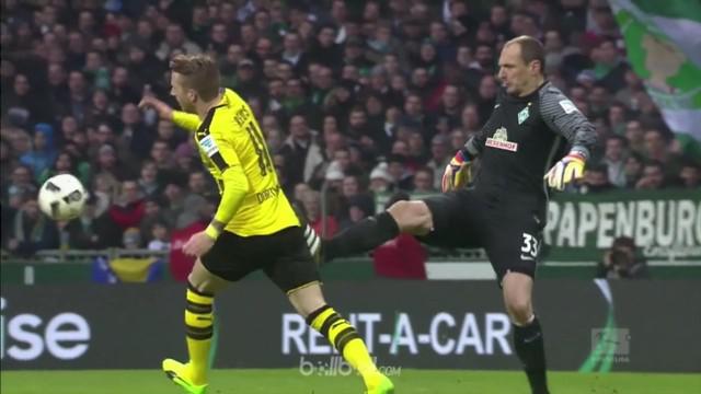 Video Jaroslav Drobny kiper Werder Bremen menendang Marco Reus, gelandang Borussia Dortmund. This video presented by BallBall.